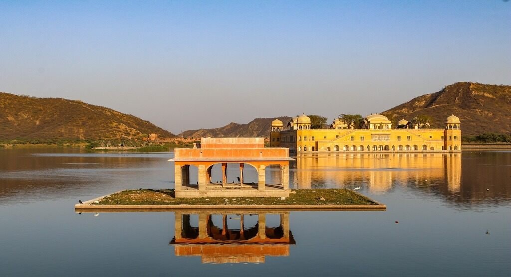 How to reach Jal Mahal Jaipur